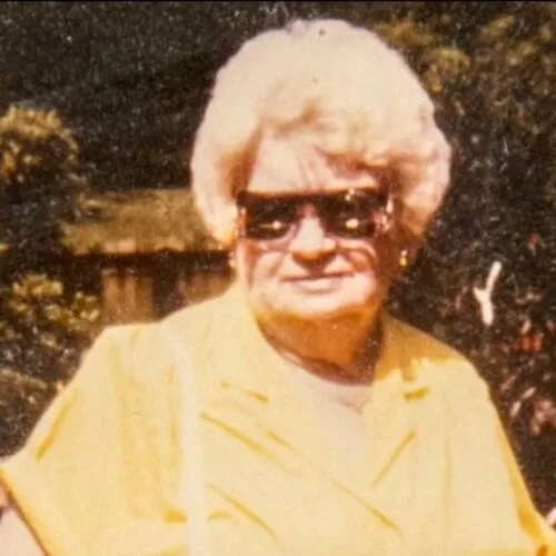 Shocking Christmas Secret: Artist Finds Mom's True Christmas Eve Getaway!