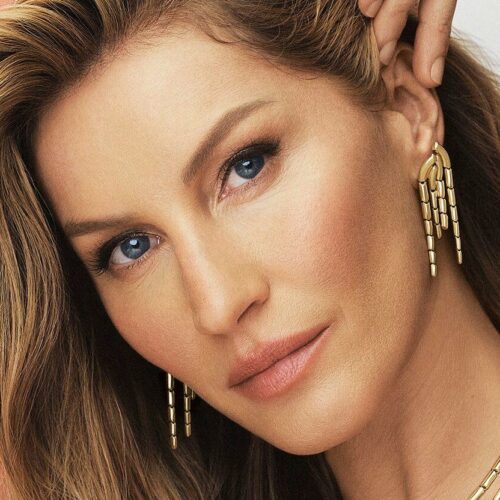 Gisele Bündchen’s Beach Snap Has Everyone Asking: Is This Brazilian Bombshell Secretly Defying Gravity or Just Perfectly Blessed by the Stars?