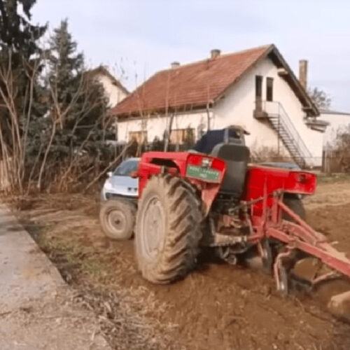 Farmer’s Brilliant (and Hilariously Savage) Revenge on Illegal Parkers Will Make You Rethink Your Parking Habits—Zodiac Signs, Take Notes!