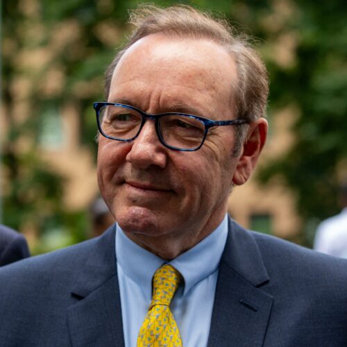 Kevin Spacey’s Shocking “No Home” Reveal: Financial Struggles or Cosmic Curveball? Find Out What’s Really Going On!