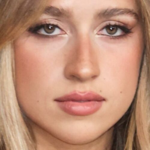 Tate McRae’s Braless Stroll Sparks a Mirror Moment—Why Everyone’s Talking About ‘Both Sides’ Now!