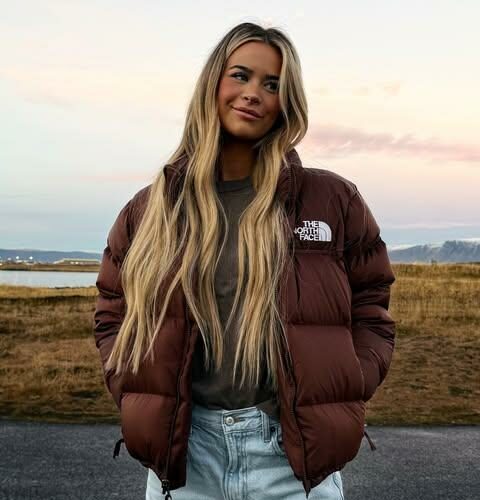 Emily Elizabeth&rsquo;s Black Bikini in Hawaii Isn&rsquo;t Just a Swimwear Choice&mdash;Wait Till You See What She&rsquo;s Packing That&rsquo;s Got Everyone Talking!