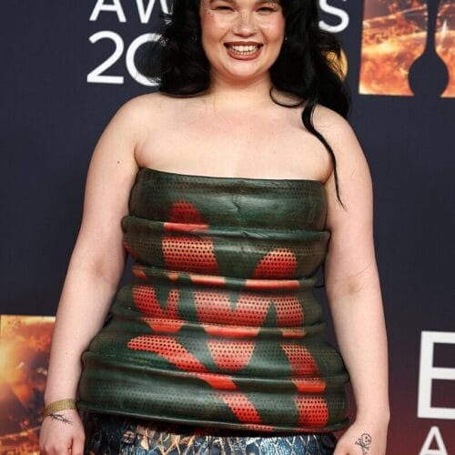 "Lola Young’s Shocking Onstage Collapse: From Star to Survivor – Her Journey of Recovery Will Leave You Speechless!"