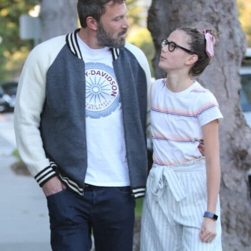 "Ben Affleck's Daughter Violet Sparks Outrage and Confusion with Unmasked Appearance – Is She Defying Her Dad's Advocacy?"