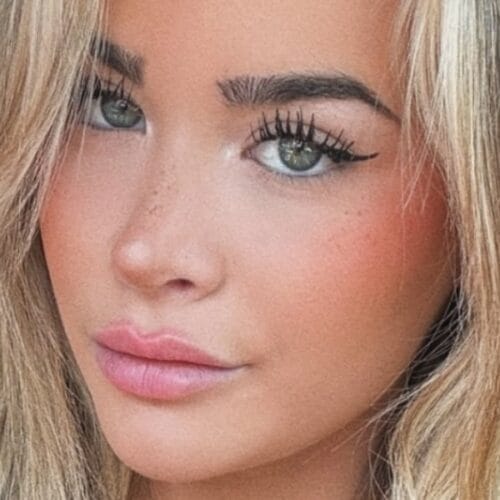 “Emily Elizabeth’s Bikini Breakthrough: Is She the Celestial Goddess We’ve All Been Waiting For?”