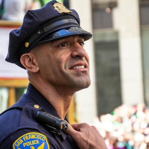 "From Badge to Bachelor: Mayor Slams Police Officer for Trading Duty for Drama on 'Love Island'!"