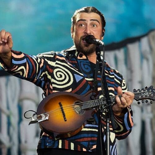 "Noah Kahan's Hilarious SOS: 'Please Use the Bathroom—Don’t Make My Concert a Poop Show!'"