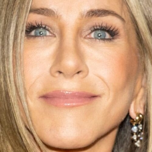 "Jennifer Aniston&rsquo;s Sizzling Bikini Moment Sparks Debate: Is She Braving Frigid Waters or Keeping Cool?"