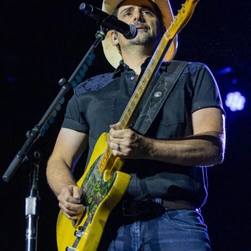 "Brad Paisley&rsquo;s Heartfelt Tribute to Dolly Parton Hits Different After Her Passing: A Must-Read!"