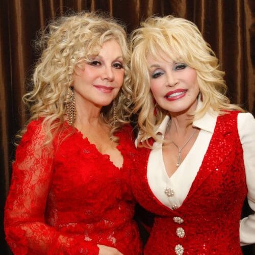 "Dolly Parton's Sister Drops a Bombshell: The Shocking Selfless Act That Left Doctors in Tears!"