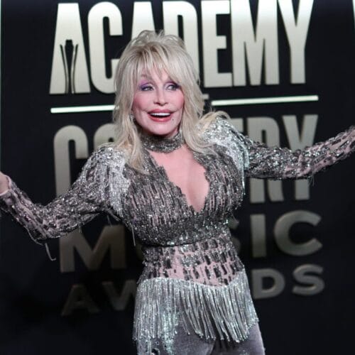 "Dolly’s Heartfelt Tribute: The Heartwarming Story Behind the Shared Tombstone with Her Beloved Husband!"