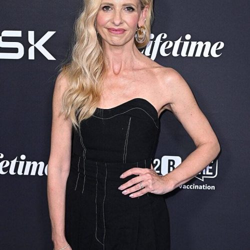 "Buffy’s Back: Sarah Michelle Gellar Throws Shade at Hulu While Reuniting with Her Vampire Slaying Squad!"