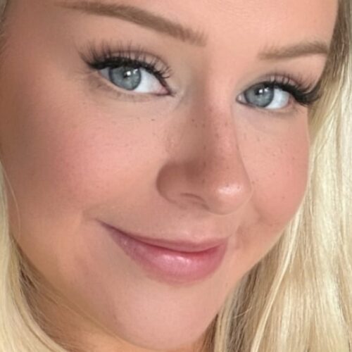 "Winter Wonderland or Bikini Bash? Mikki Marie's Snowy Adventure Leaves Fans Wondering!"