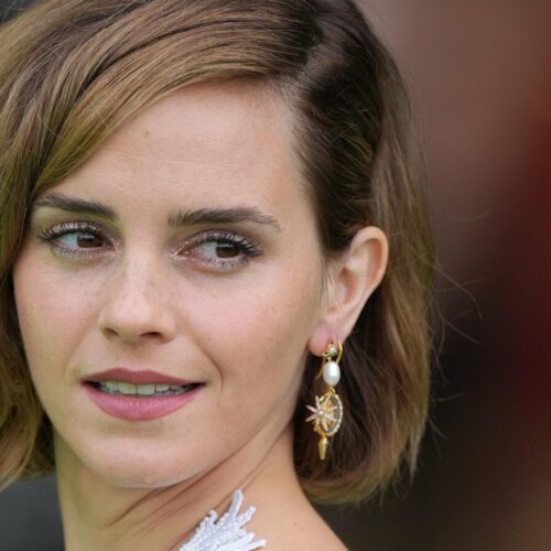 “Emma Watson Dares to Go Braless in Minidress: The Surprising Fashion Choice That Has Everyone Talking!”