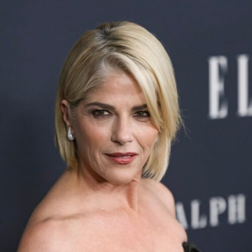 "Flight Fiasco: Selma Blair’s Shocking Cabin Clash – Did She Really Sink Her Teeth Into a Sky High Surprise?"