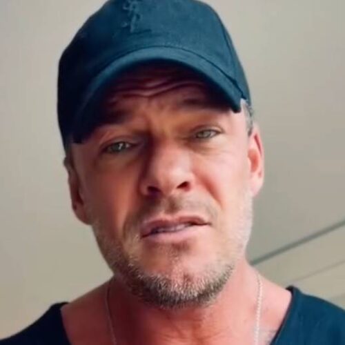 "From Idol Rejection to Rock Star: Alan Ritchson Hits the Right Notes and Surprises Fans with His Hidden Talent!"