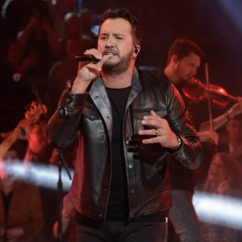 "Is Luke Bryan's Family Road Trip Taking a Dangerous Turn? Fans Outraged as Star Seen Scrolling Instead of Steering!"