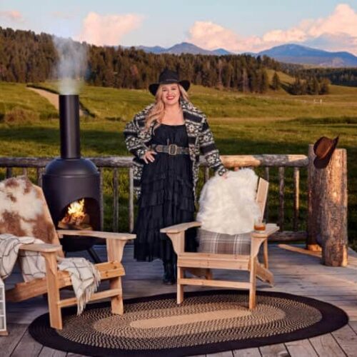 "Kelly Clarkson: Smiling Through Drama - You Won't Believe What Happened in Brooklyn!"