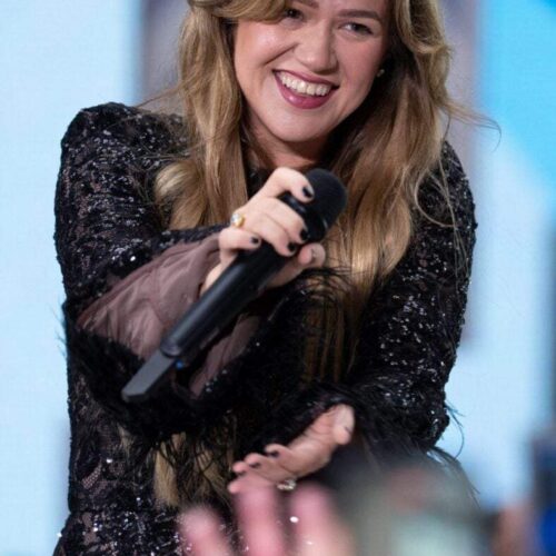 "Kelly Clarkson Unleashes Fiery Fallout: Did a Brooklyn Store Just Cross the Wrong 'American Idol'?"