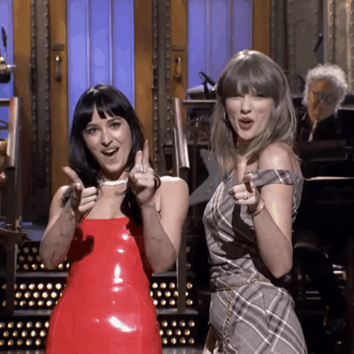“Taylor Swift’s Surprise SNL Appearance: Did She Just Sing Dakota Johnson Out of the Spotlight?”
