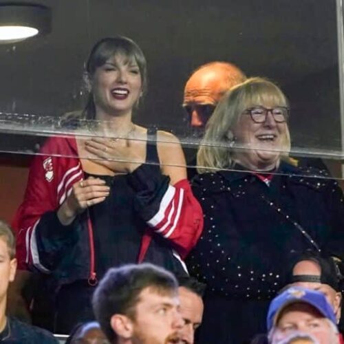 "Taylor Swift's Unexpected Reaction to Donna Kelce at the Chiefs Game: Did She Just Become Football's Next Superstar?"